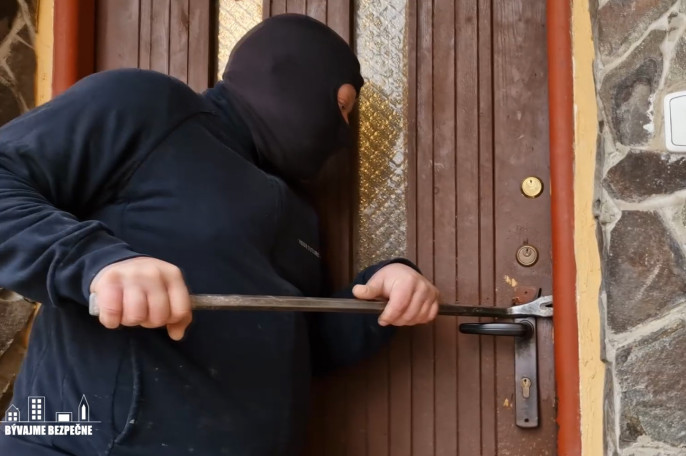 Zlodeji kradli po�as d�a