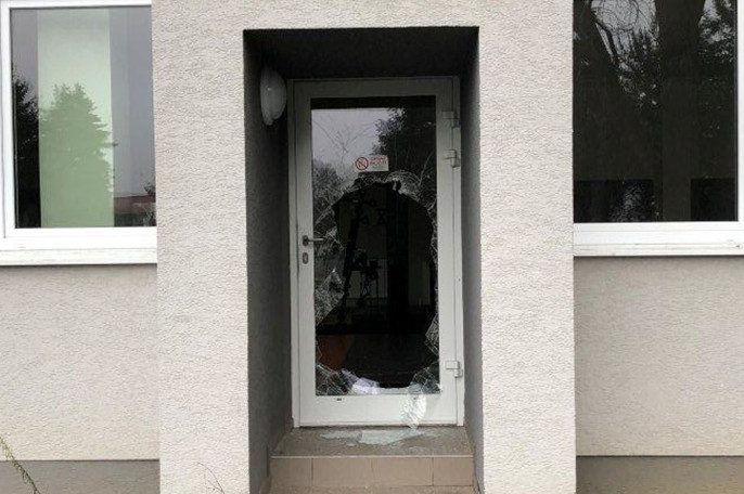 Páčidlom rozbil sklo na dverách Páčidlom rozbil sklo na dverách