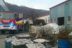 Hasiči zasahujú pri požiari haly v Považskej Bystrici
