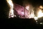 Hasiči bojujú s rozsiahlym požiarom chaty v Partizánskom