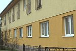Poškodené dvere a okno na základne škole